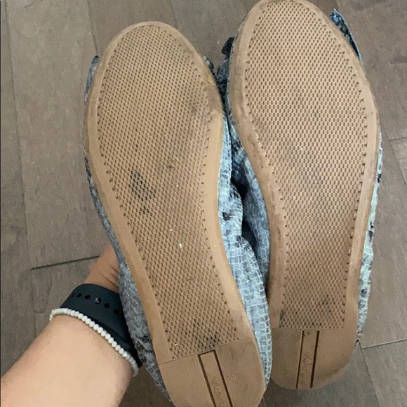 PRADA BOW FLATS Gently used - Picture 2 of 3